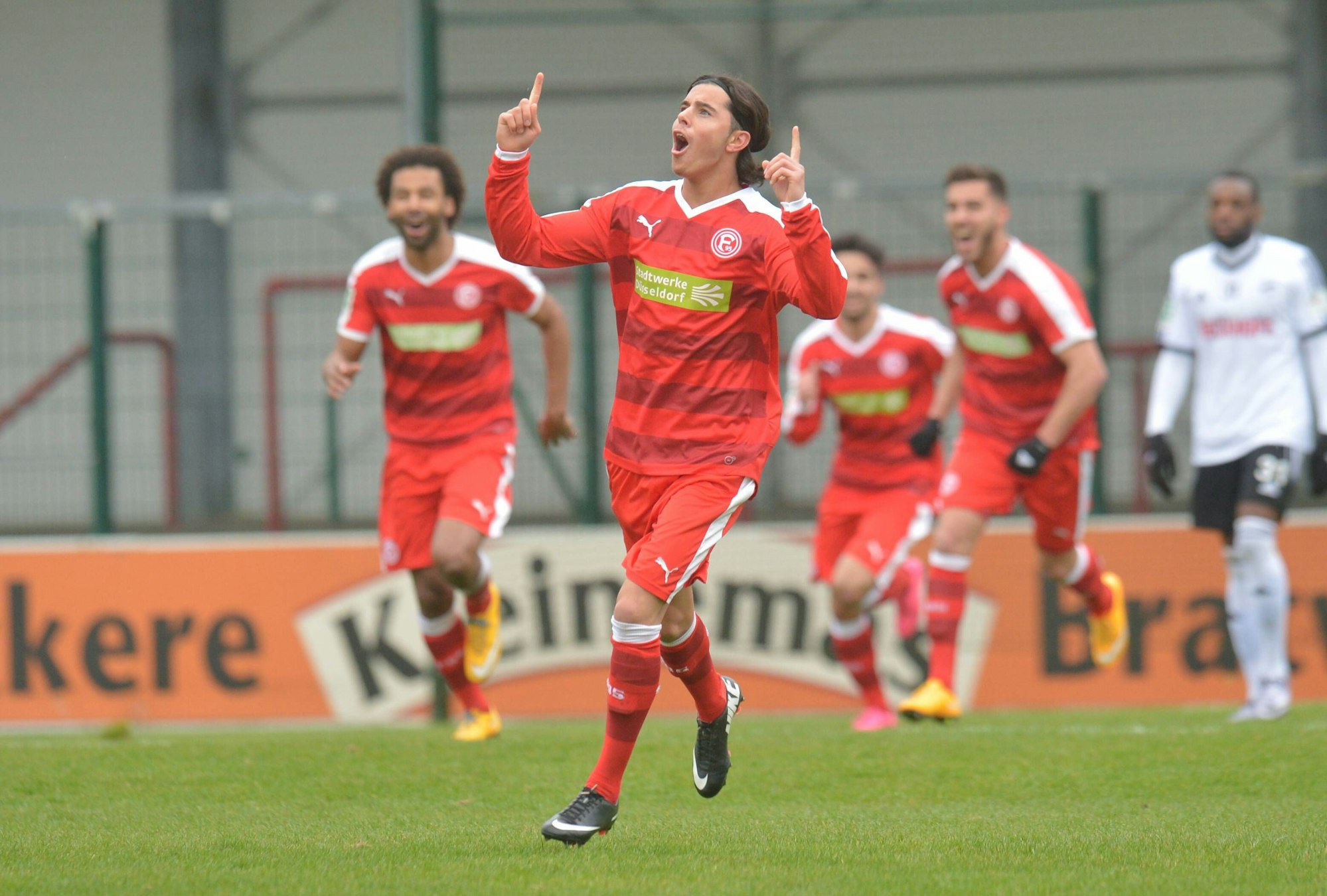 28.03.2016, Fussball, Regionalliga West, Saison 2015/2016, 31. Spieltag, Stadion an der Poststraße, Verl SC Verl - Fortuna Düsseldorf U23 1895 1 : 1 Tor-Jubel Fortuna Düsseldorf U23: Torschütze Kaan Akca (Fortuna Düsseldorf U23 1985), Aktion, Einzelbild, Quer, Mimik, Gestik, Jubel, jubeln, Freude, freuen
28 03 2016 Football third division West Season 2015 2016 31 Matchday Stadium to the Post Street Univ SC Univ Fortuna Dusseldorf U23 1895 1 1 goal cheering Fortuna Dusseldorf U23 Scorer Kaan Akca Fortuna Dusseldorf U23 1985 Action shot Single horizontal Facial expressions Gesture cheering cheer happiness Look forward