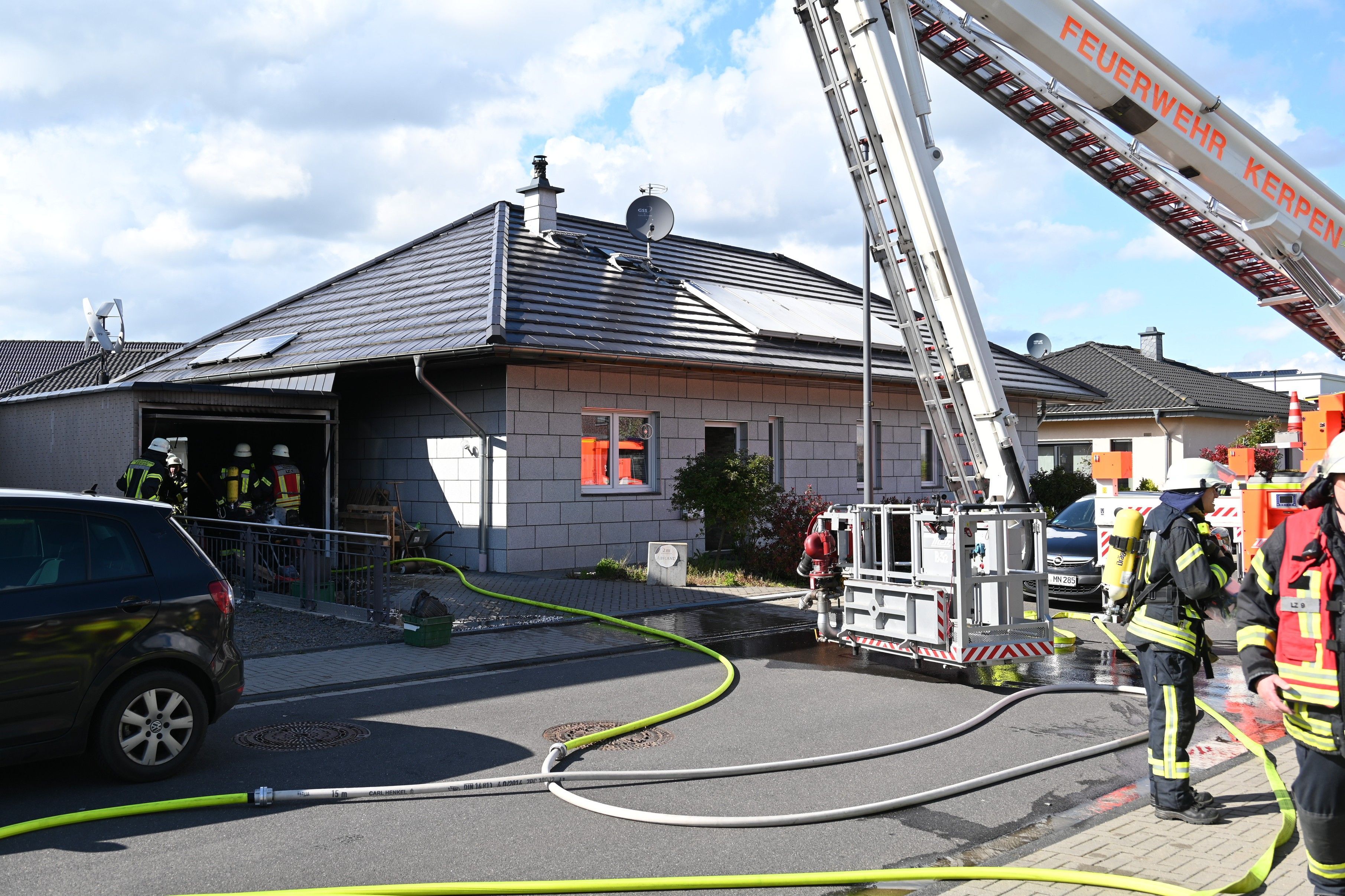 Feuer in einer Garage in Kerpen Manheim-neu. In der Garage sind vermutlich Akkus von einer Fotovoltaikanlage in Brand geraten. Es gab laut Feuerwehr keine verletzte.