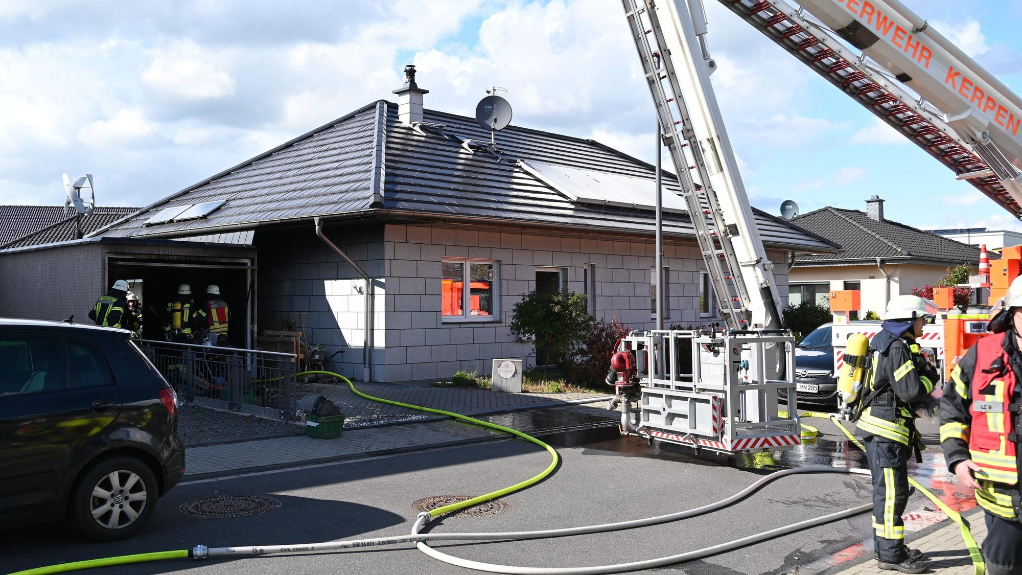 Feuer in einer Garage in Kerpen Manheim-neu. In der Garage sind vermutlich Akkus von einer Fotovoltaikanlage in Brand geraten. Es gab laut Feuerwehr keine verletzte.