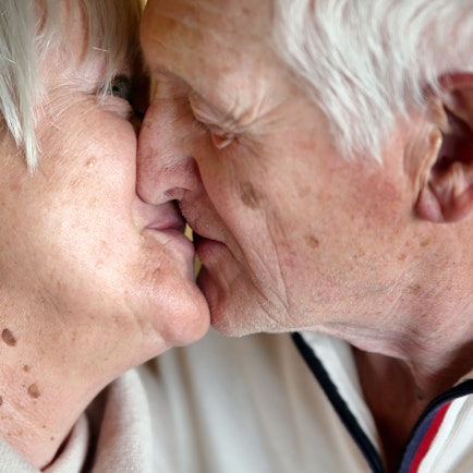 Ein altes Paar küsst sich