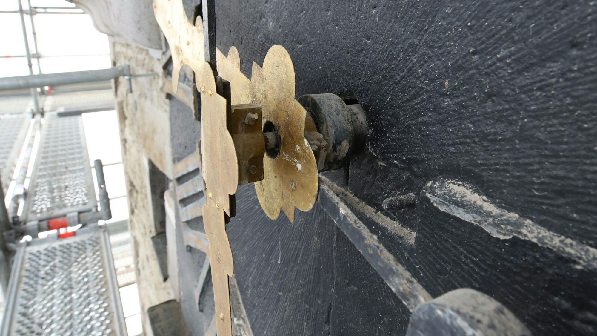 Blick auf die eingerüstete Kirchenuhr.