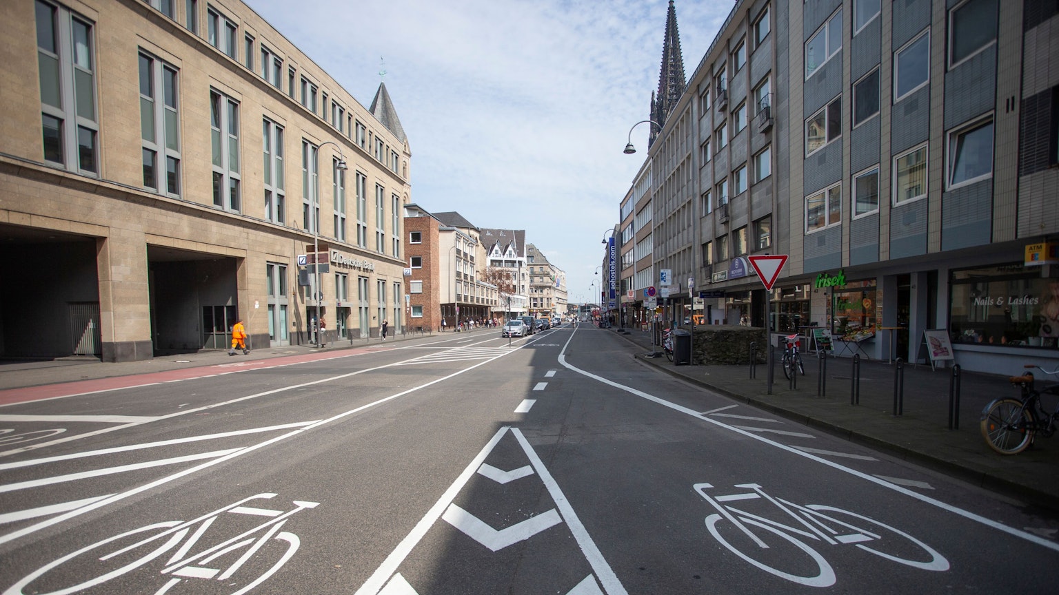 Auf der Straße sind zwei Fahrradspuren eingezeichnet.