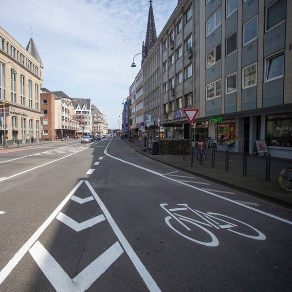 Auf der Straße sind zwei Fahrradspuren eingezeichnet.
