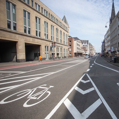 Auf der Straße sind zwei Fahrradspuren eingezeichnet.