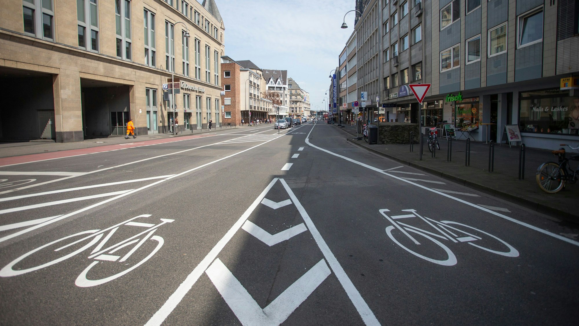 Auf der Straße sind zwei Fahrradspuren eingezeichnet.