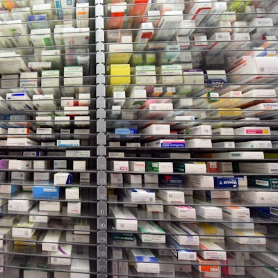 Medikamente liegen im Lager einer Apotheke.