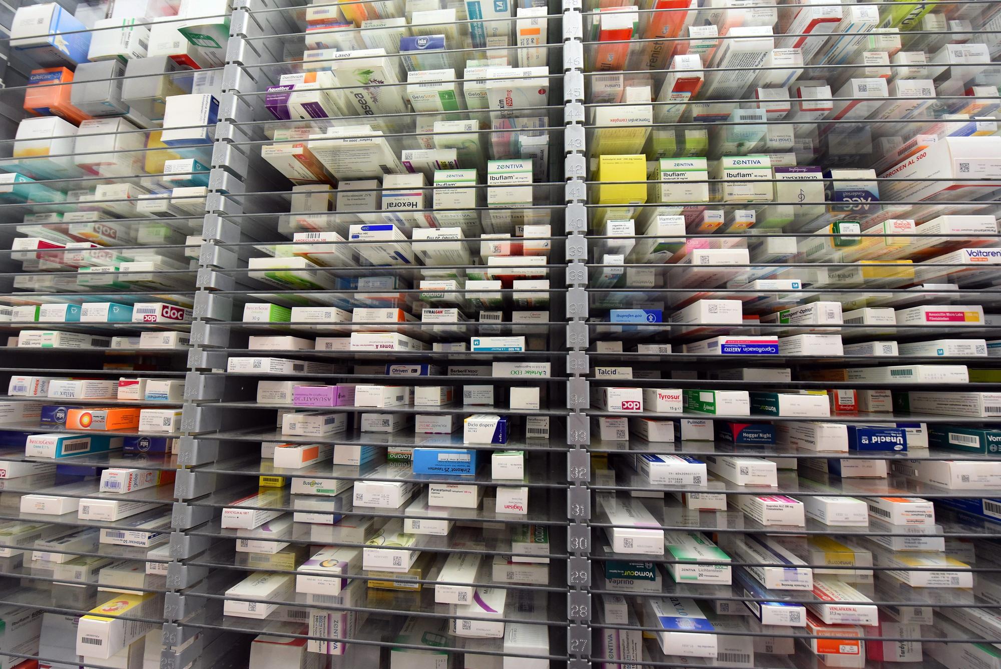 Medikamente liegen im Lager einer Apotheke.