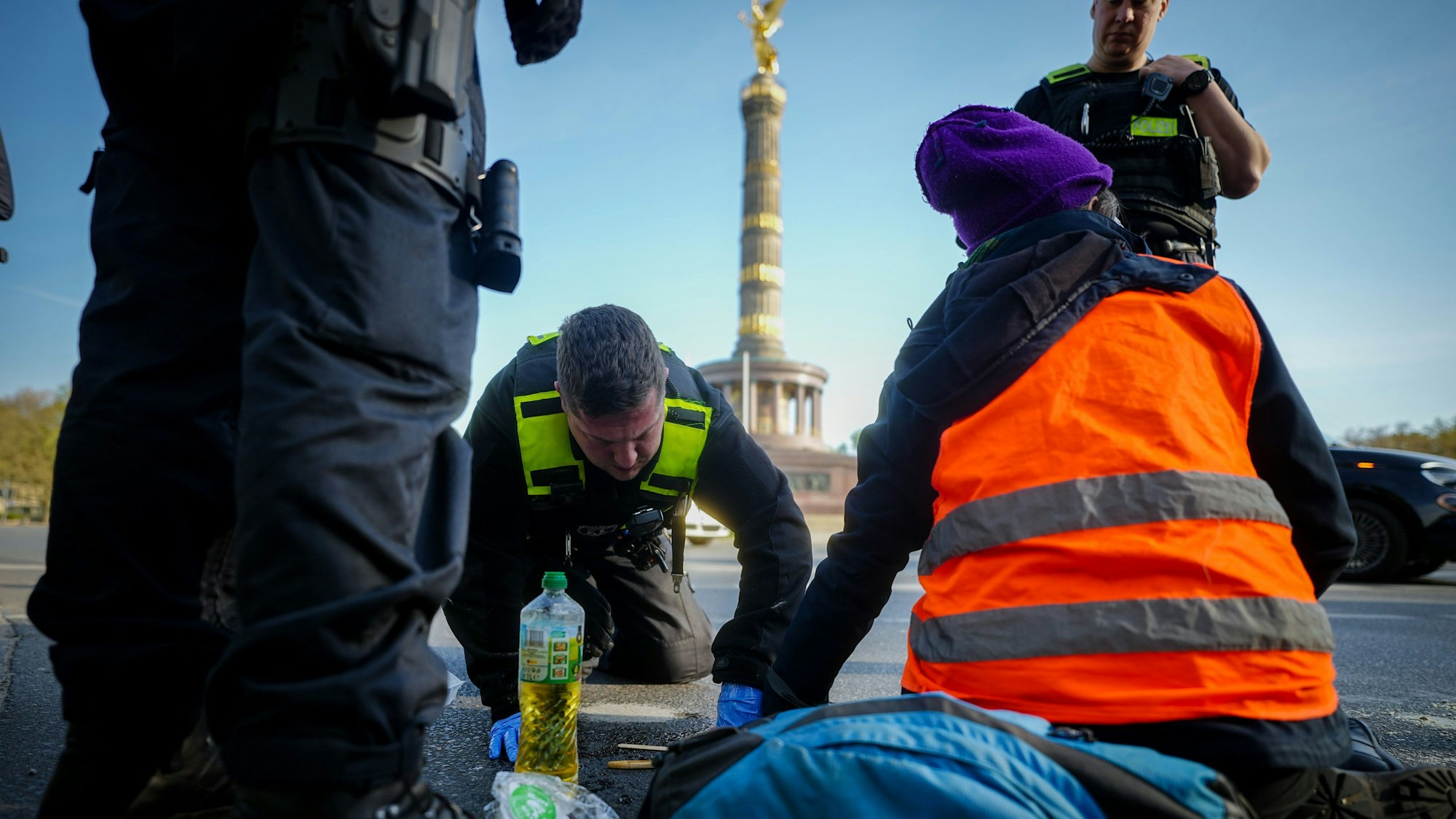 Klima-Protest in Berlin: Auch rund um die Siegessäule, einem Wahrzeichen der Hauptstadt, gab es Klima-Proteste der Letzten Generation.