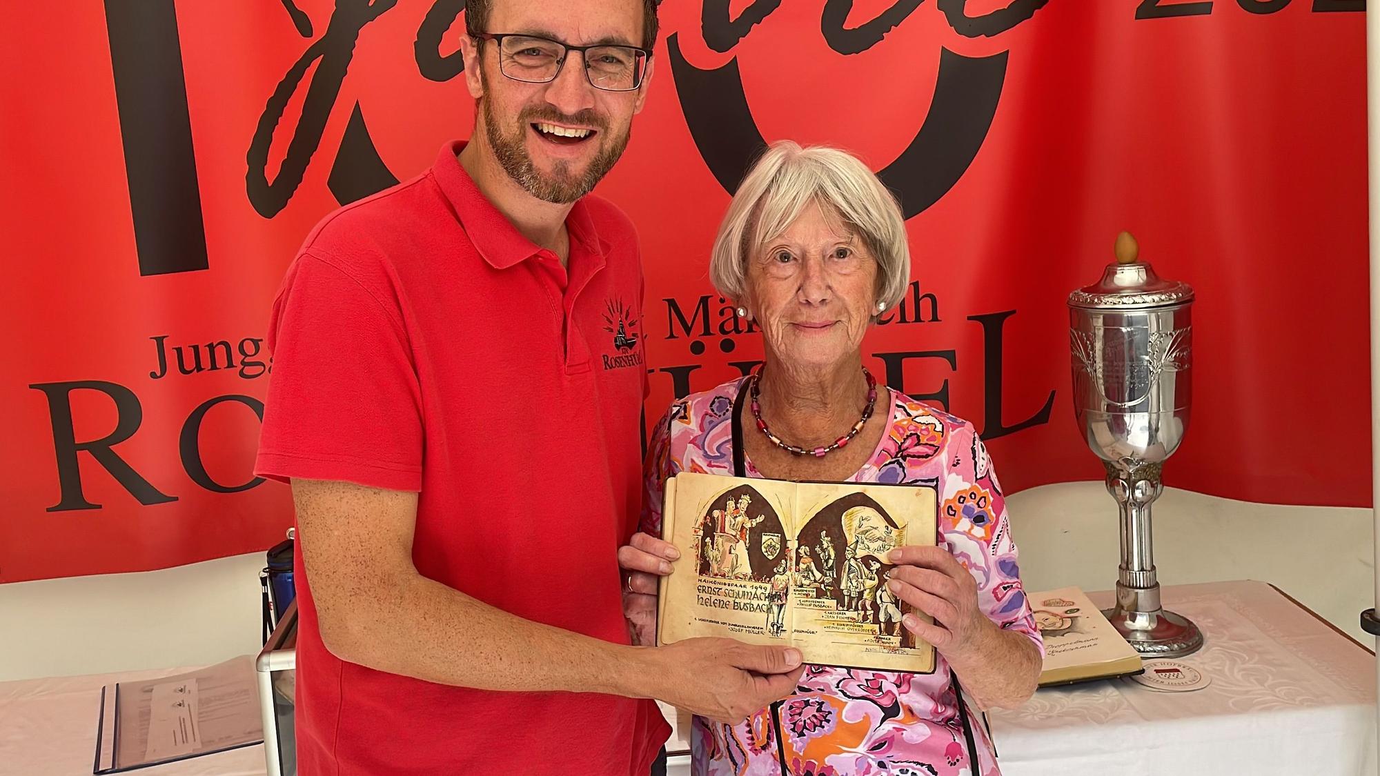Helene Schumacher (damals Busbach) heute mit Bernd Junkersfeld, dem ersten Vereinsvorsitzenden.
