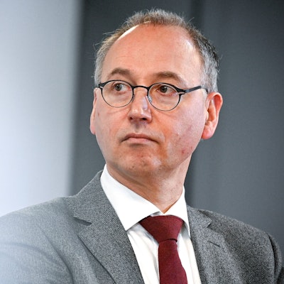 ARCHIV - 15.02.2021, Nordrhein-Westfalen, Wuppertal: Werner Baumann, Vorstandsvorsitzender des deutschen Pharmaunternehmens Bayer AG, blickt bei einer Pressekonferenz in die Runde.