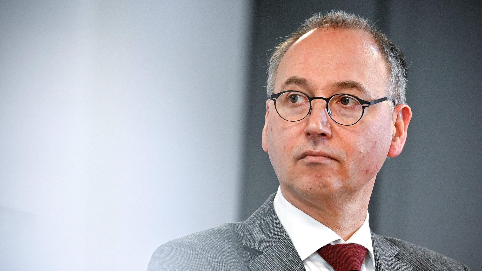 ARCHIV - 15.02.2021, Nordrhein-Westfalen, Wuppertal: Werner Baumann, Vorstandsvorsitzender des deutschen Pharmaunternehmens Bayer AG, blickt bei einer Pressekonferenz in die Runde.