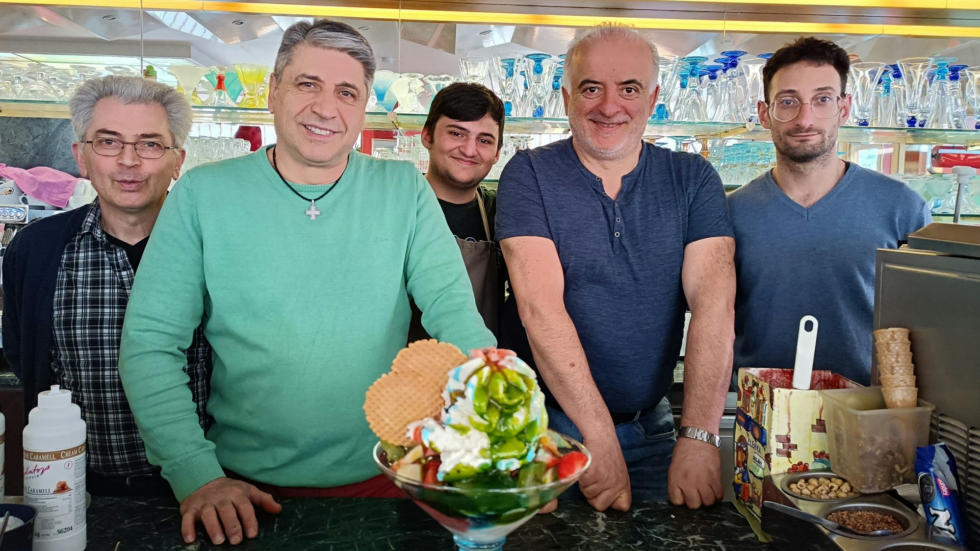 Der Eisbecher „Coppa Fantasia“ und das Team vom Eiscafé Marino, von links Domenico Marino, Francesco Marino, Sepehr Alidostie, Madeo Genaro und Tanarico Andrea.