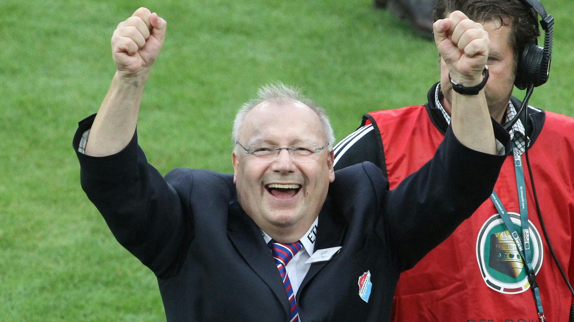 Windeck - Bayern München
Datum: 16.08.2010
Geldgeber Franz Josef Wernze
Ereignis: -
Copyright
Eduard Bopp Sportfotografie
An St. Magdalenen 14
50678 Köln
0221/3104278
0171/5467289
bopp@ligafoto.de
Steuernummer: 214/5028/0012 Finanzamt Köln-Altstadt
Honorar zzgl. 19 % Mehrwertsteuer
Bankverbindung
Eduard Bopp
Sparkasse KölnBonn
Kontonummer 71 09 31 32
Bankleitzahl 370 501 98