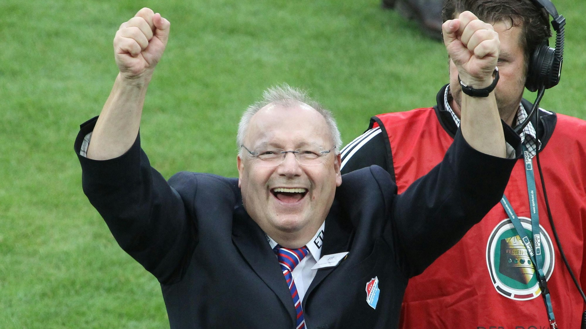 Windeck - Bayern München
Datum: 16.08.2010
Geldgeber Franz Josef Wernze
Ereignis: -
Copyright
Eduard Bopp Sportfotografie
An St. Magdalenen 14
50678 Köln
0221/3104278
0171/5467289
bopp@ligafoto.de
Steuernummer: 214/5028/0012 Finanzamt Köln-Altstadt
Honorar zzgl. 19 % Mehrwertsteuer
Bankverbindung
Eduard Bopp
Sparkasse KölnBonn
Kontonummer 71 09 31 32
Bankleitzahl 370 501 98