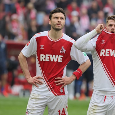 1.FC Köln vs. SC Freiburg, 30. Spieltag, 29.04.2023, 15.30 Uhr, von links: Jonas Hector, Jan Thielmann (1. FC Köln), Bild: Herbert Bucco