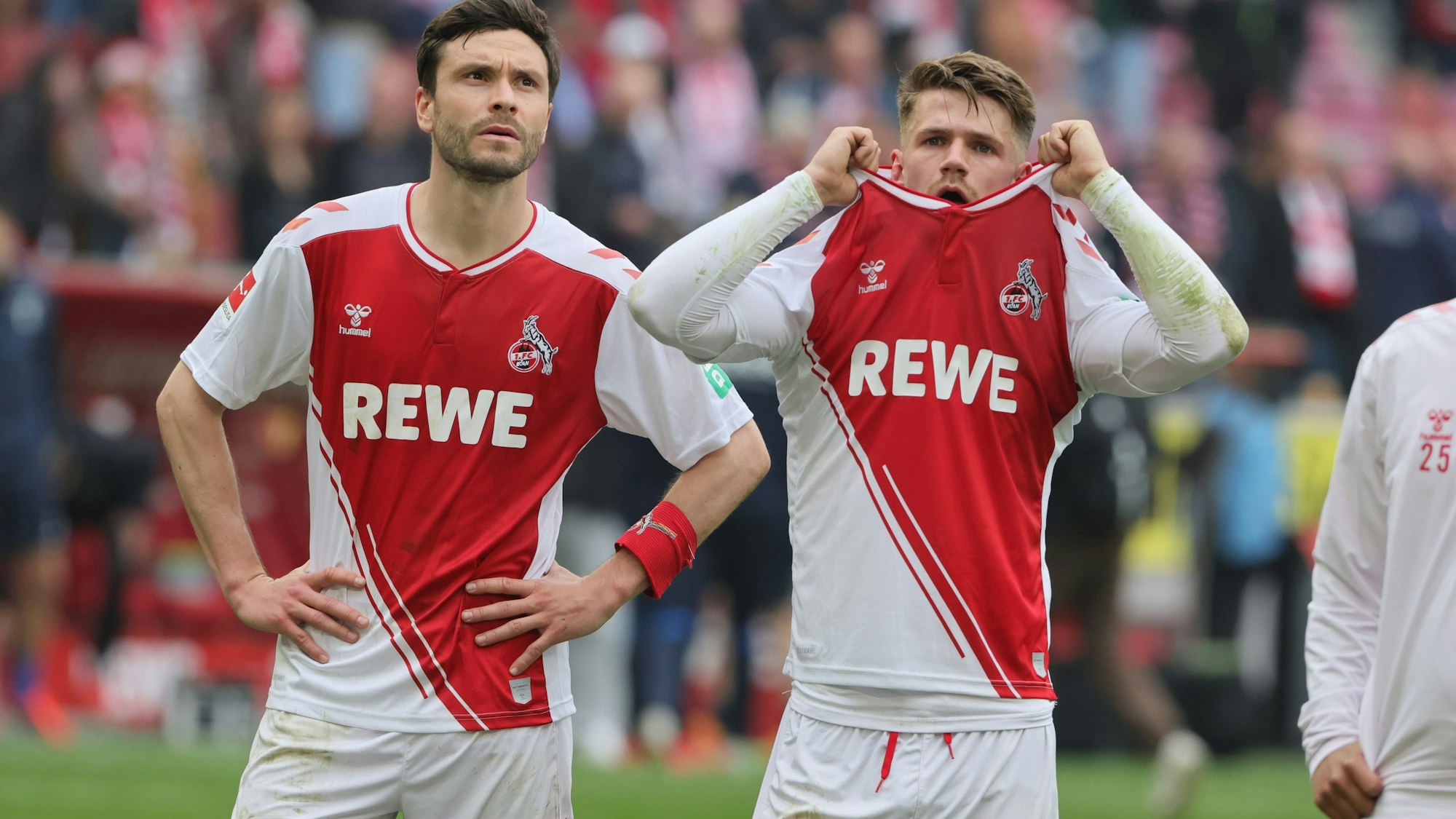 1.FC Köln vs. SC Freiburg, 30. Spieltag, 29.04.2023, 15.30 Uhr, von links: Jonas Hector, Jan Thielmann (1. FC Köln), Bild: Herbert Bucco