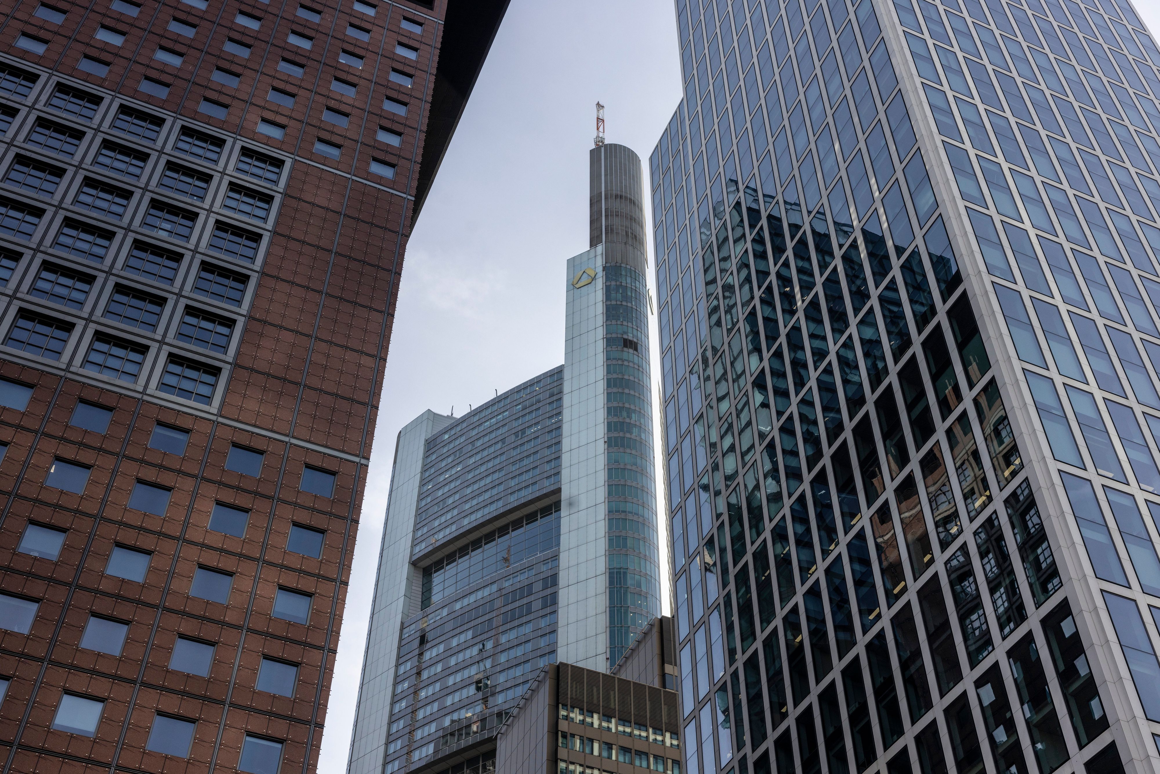 Ein Blick auf den Commerzbank-Tower (M) im Frankfurter Bankenviertel.