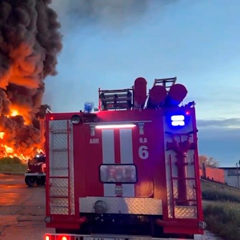 Auf diesem vom Telegram-Kanal des Gouverneurs von Sewastopol Michail Raswoschajew am Samstag, den 29. April 2023, veröffentlichten Handout-Foto steigen Rauch und Flammen aus einem brennenden Treibstofftank in Sewastopol auf der Krim auf. Auf der von Russland annektierten Schwarzmeer-Halbinsel Krim ist in der Hafenstadt Sewastopol ein Treibstofftank in Brand geraten.