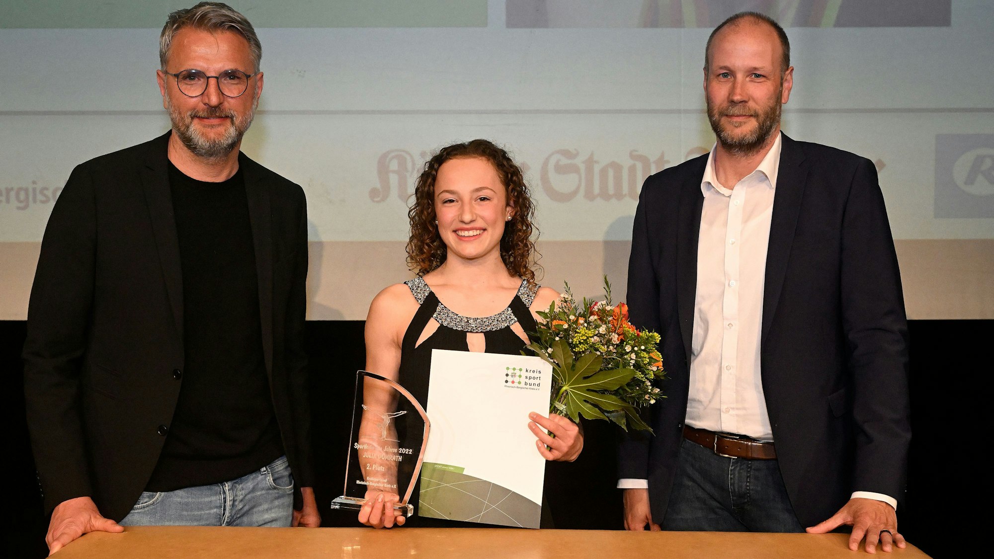 Die Zweitplatzierte Julia Dumrath mit Rundschau-Verlagsleiter Hermann Steveker (l.) und Michael Greuel, Mitglied der Chefredaktion des Kölner Stadt-Anzeiger