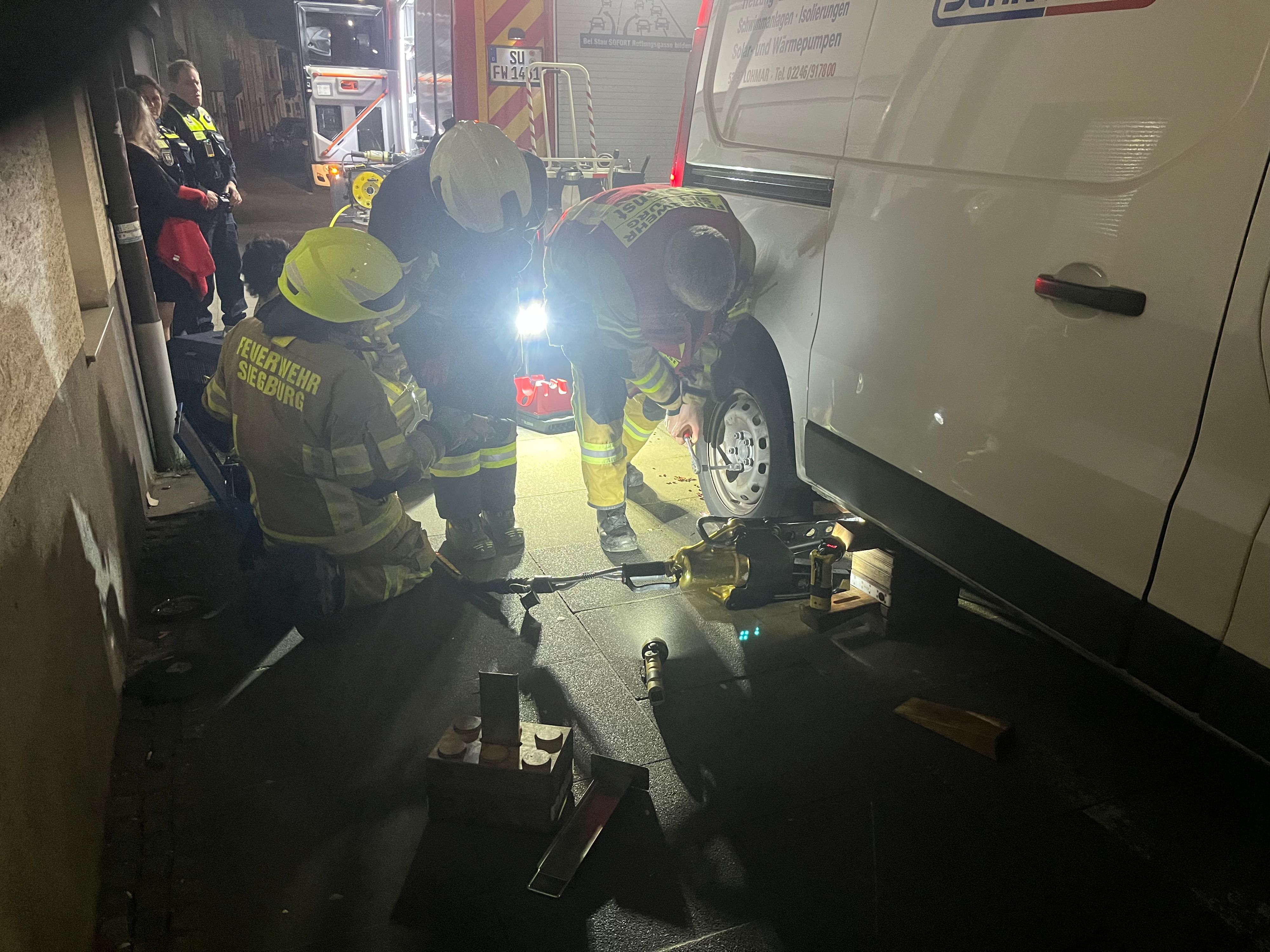 In Siegburg war die Katze „Cookie“ in einem Rad so eingeklemmt, dass die Feuerwehr sie befreien musste.
