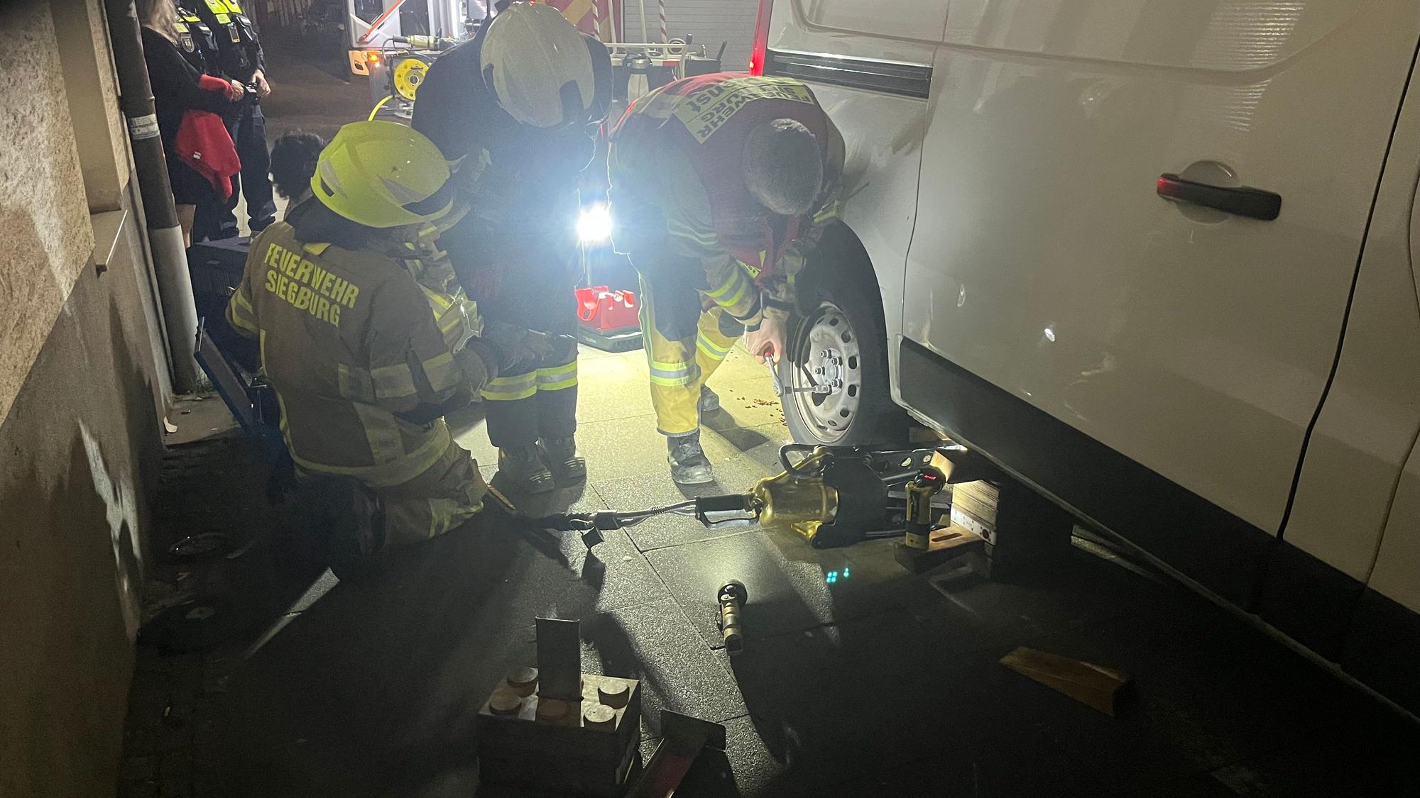 In Siegburg war die Katze „Cookie“ in einem Rad so eingeklemmt, dass die Feuerwehr sie befreien musste.