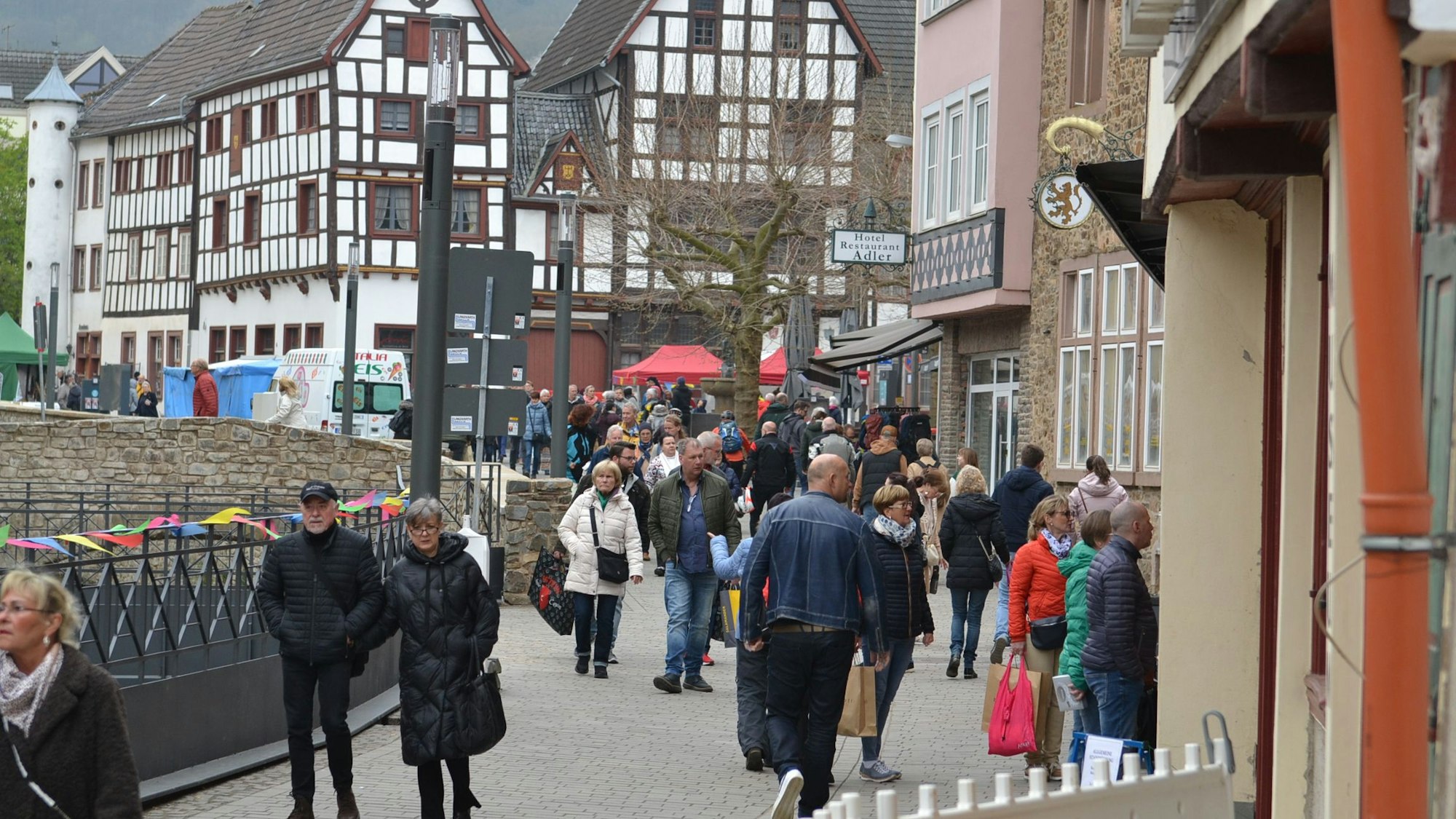 Besucher des Frühlingsmarktes 2023 schlendern durch die Bad Münstereifeler Innenstadt.