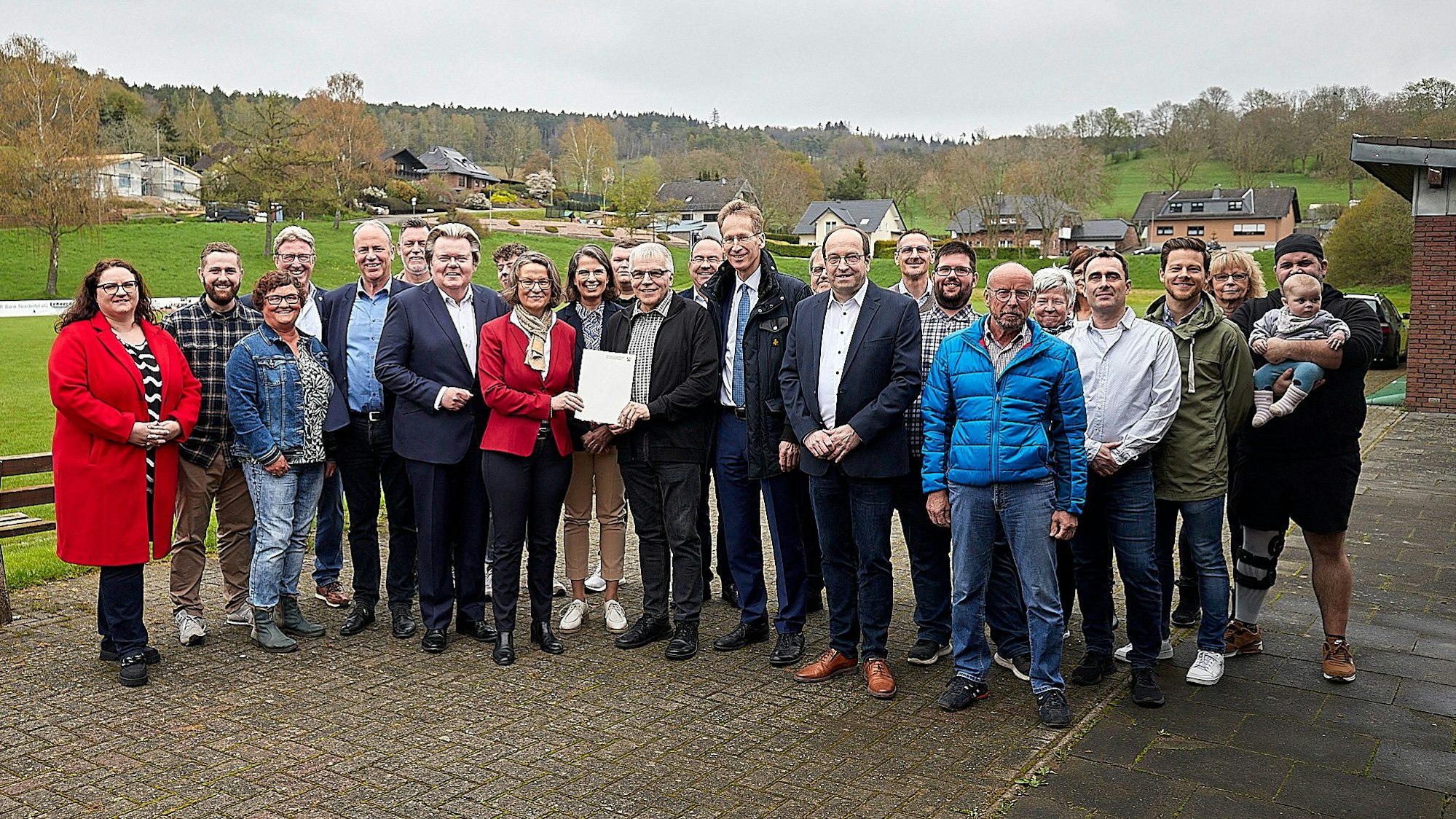 Den Förderbescheid übergab Ministerin Ina Scharrenbach in Sötenich dem Bürgerverein für den Wiederaufbau des Bürgerhauses. Die Ortsvereine freuten sich über die Zuwendung.