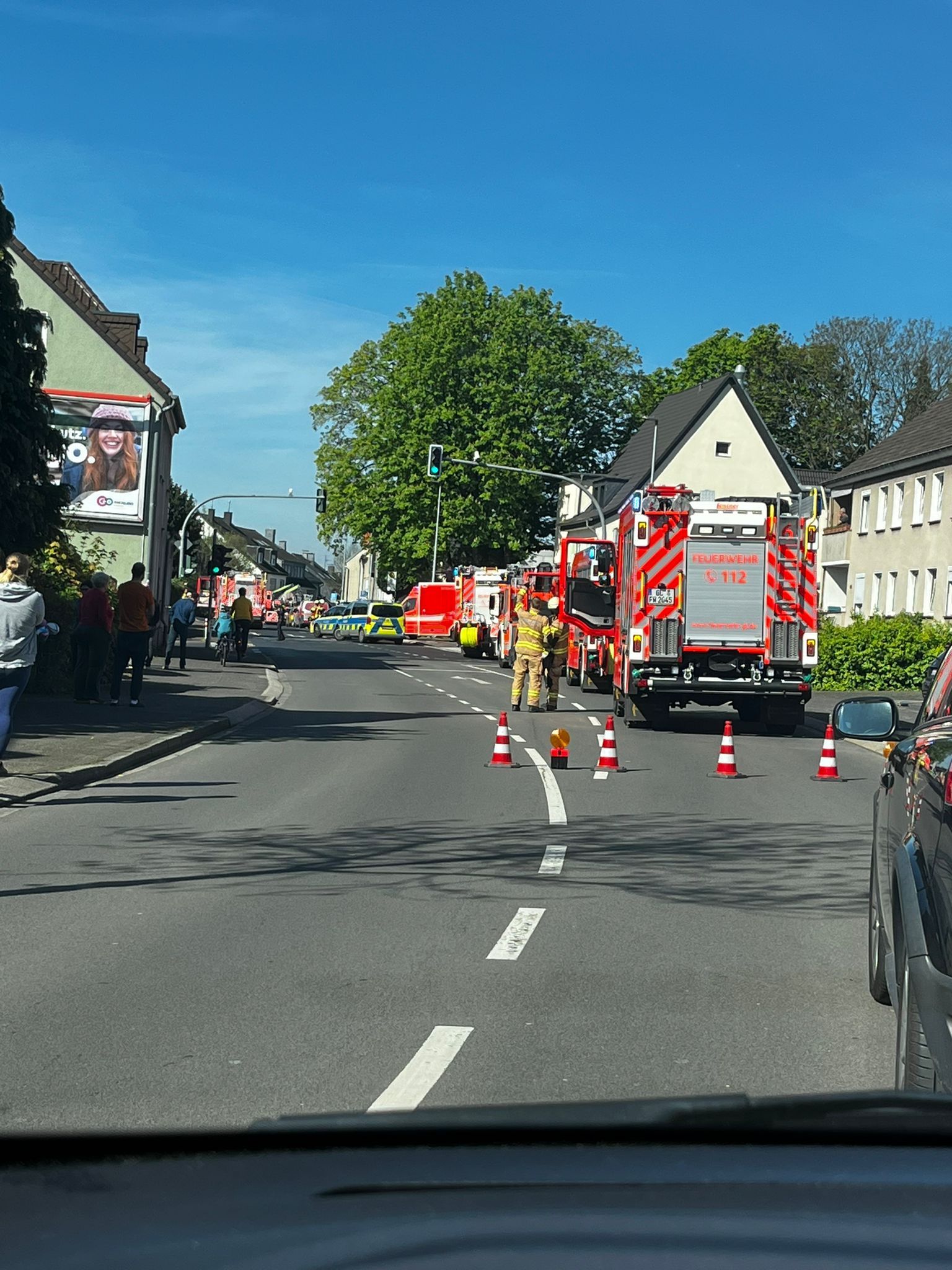 Großaufgebot von Feuerwehr und Polizei in der Handstraße in Bergisch Gladbach.