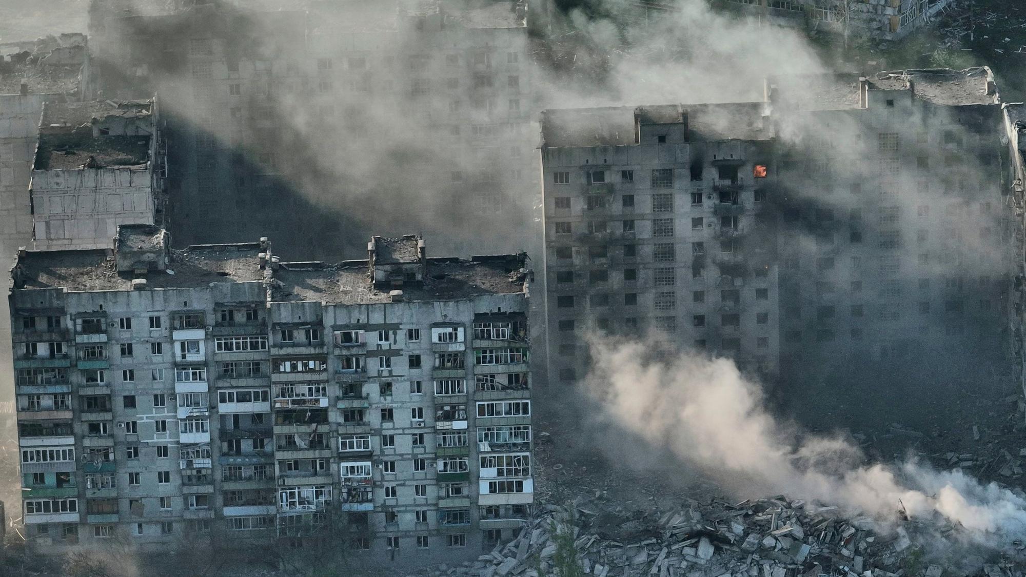 Bachmut unter russischem Feuer: Dieses Foto stammt von Ende April. Jetzt könnten ukrainische Gegenangriffe Entlastung für die Verteidiger der Stadt bringen.