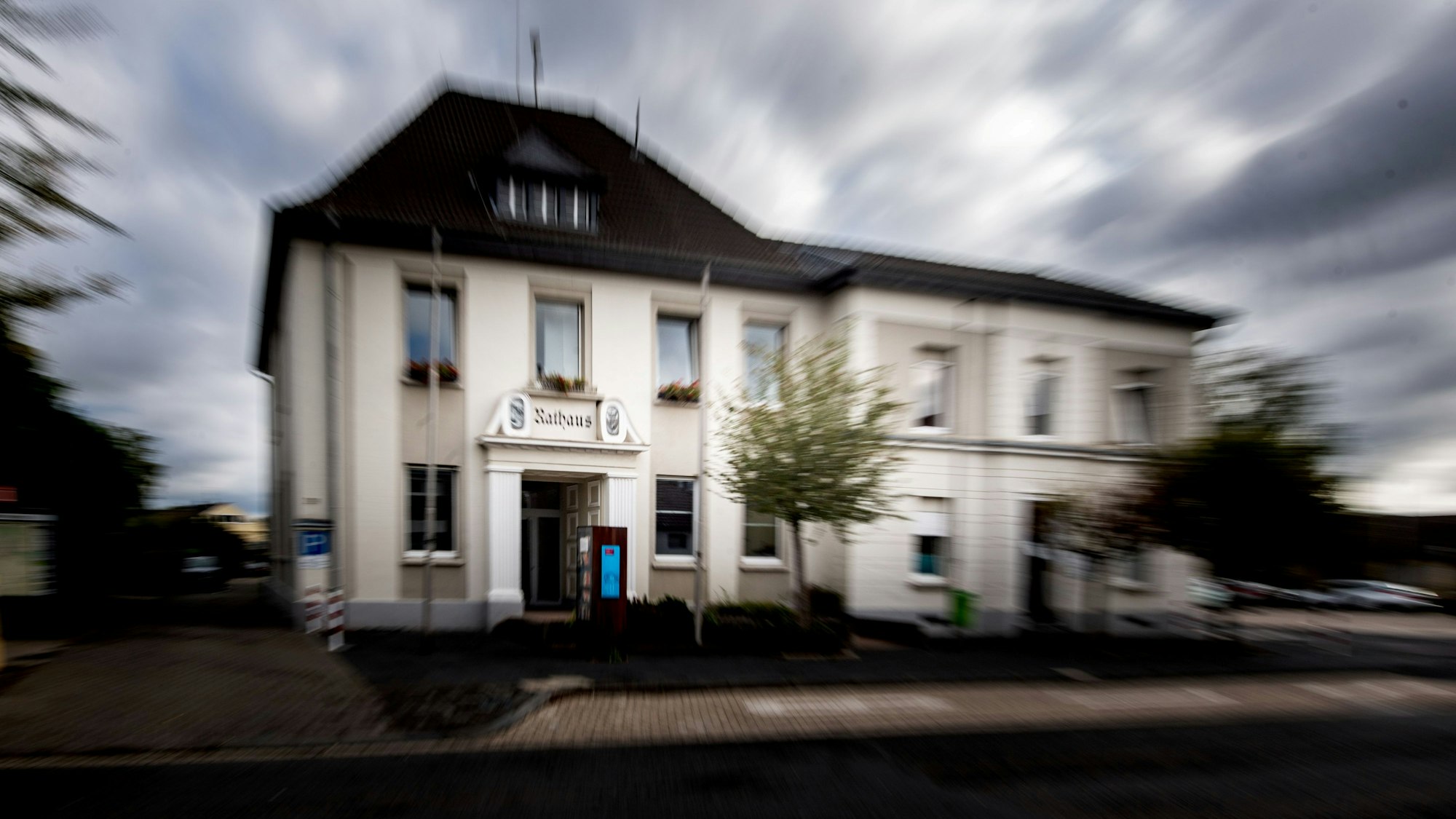 Verschwommen ist das Weilerswister Rathaus zu sehen.