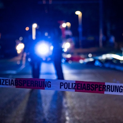 Beamte der Polizei sichern einen abgesperrten Tatort.