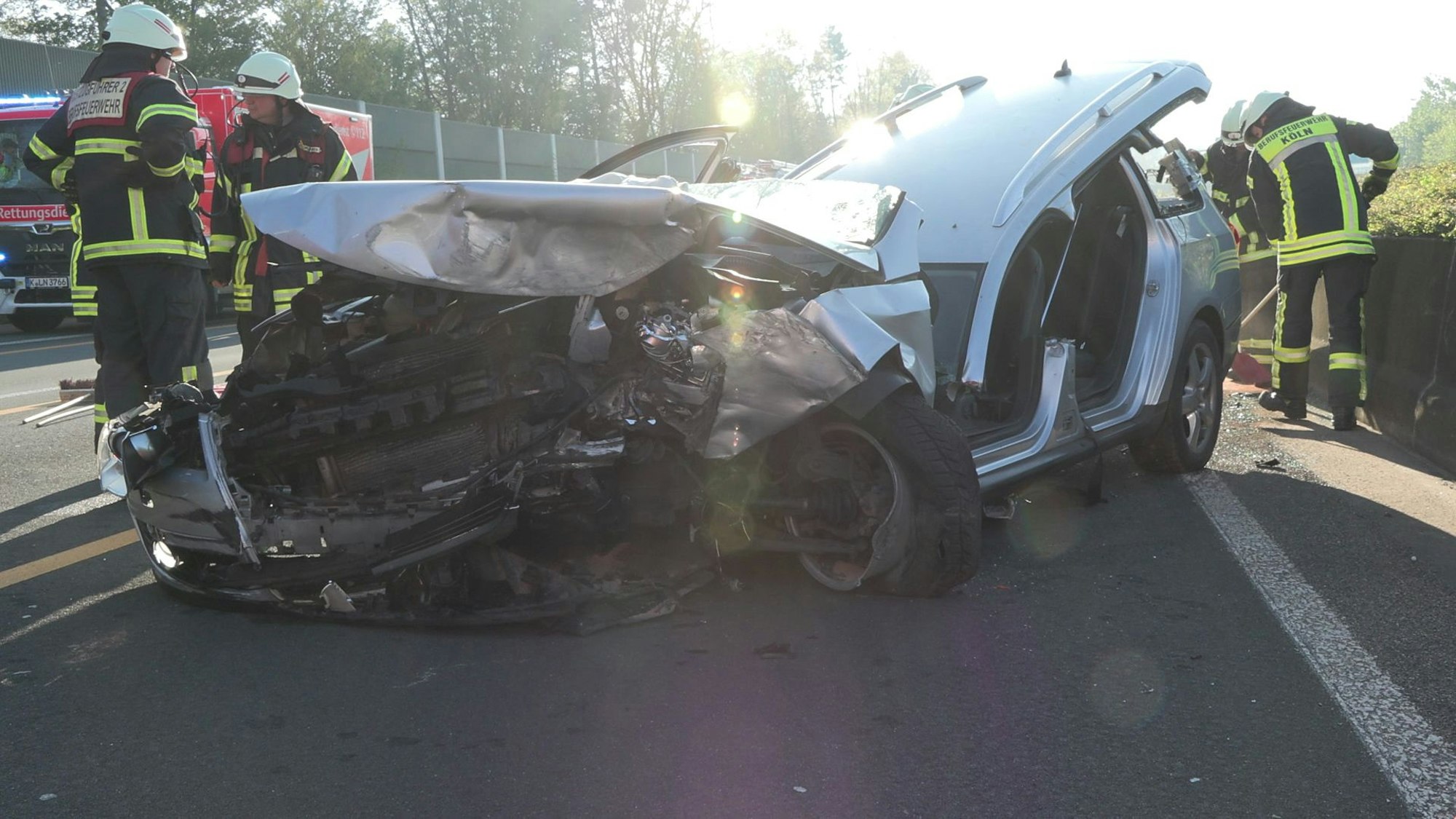 Der Unfallwagen nach einem schwerern Unfall auf der A3 in Fahrtrichtung Oberhausen zwischen Heumar und Königsforst.
