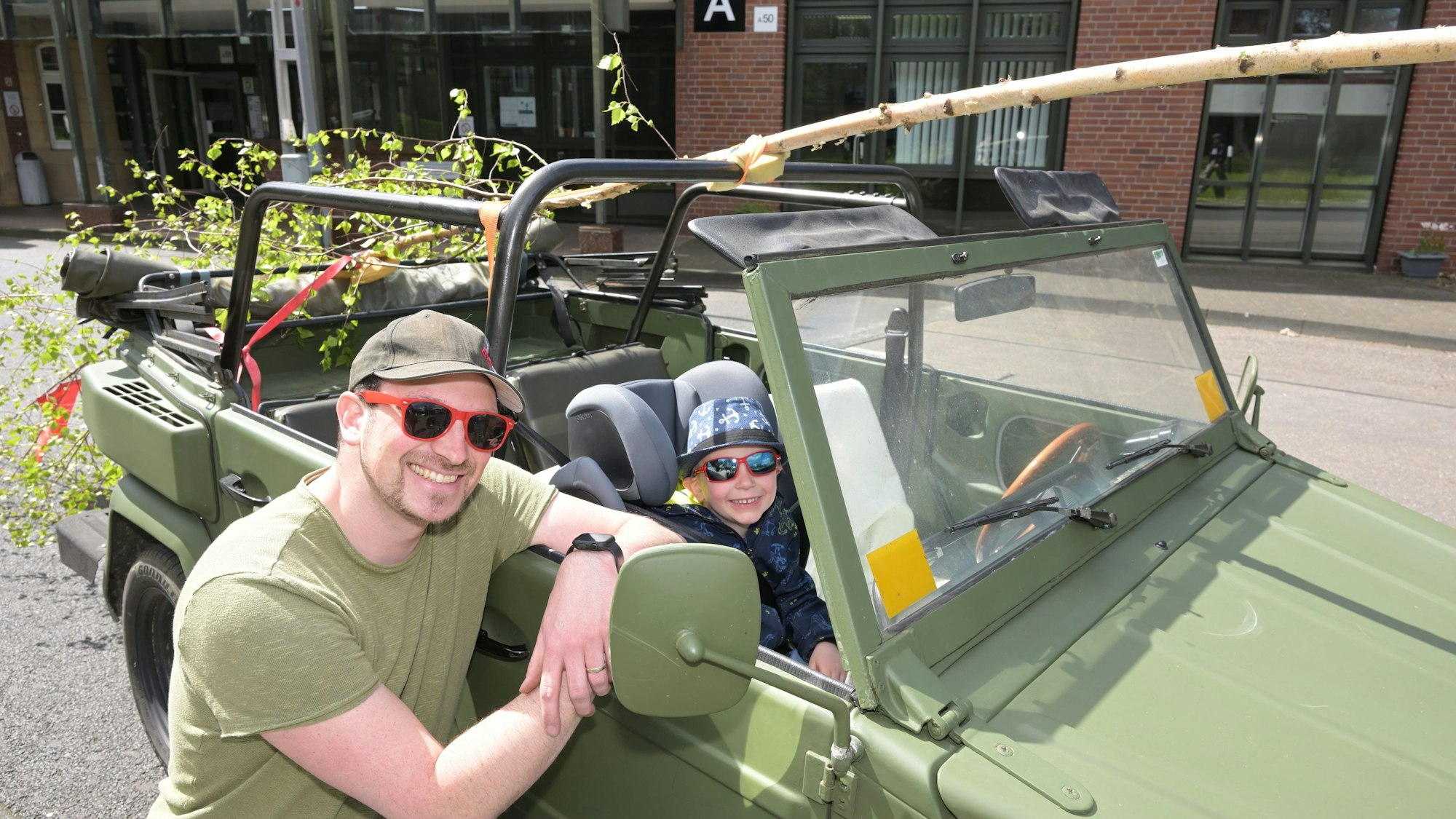 Abtransport des Maibaums im Kübelwagen.