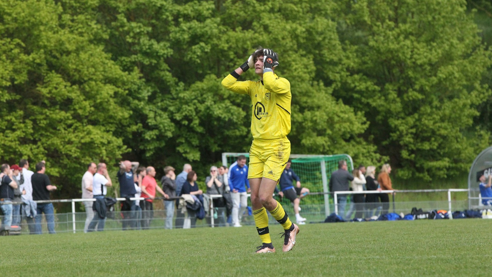 Wißkirchens Schlussmann Jan Beyers rauft sich die Haare.