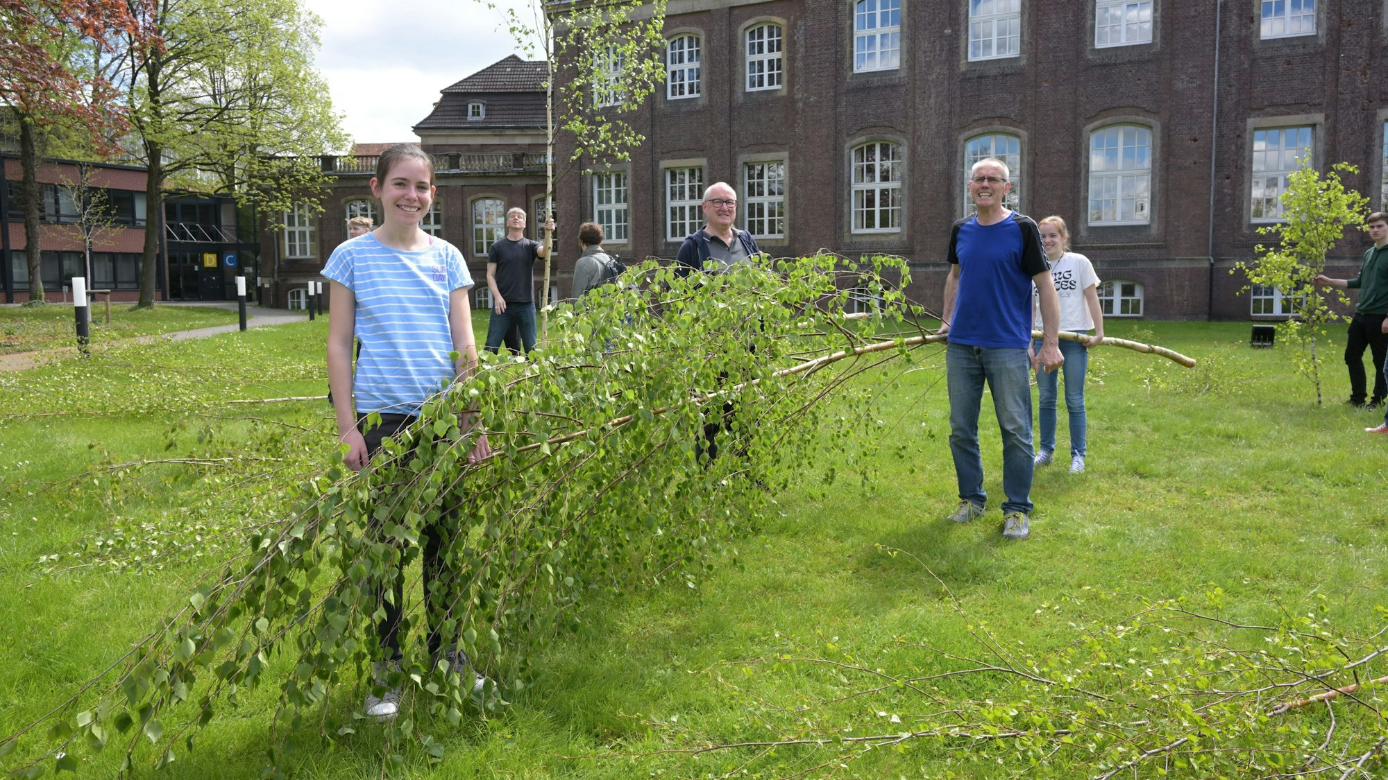 Auf dem Zanders-Gelände wurden am Sonntag Maibäume verkauft.
