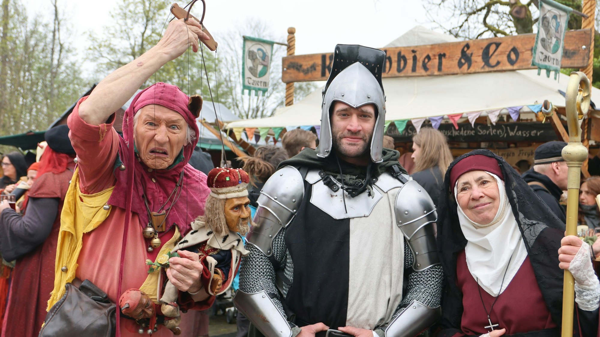 Ritter Hermann Karasch aus Friesenhagen erlebte den Mittelaltermarkt zwischen Hofnarr Maxx und Äbtissin Adelheid.