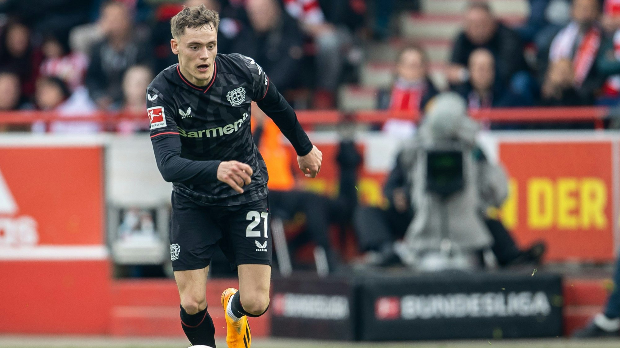 Florian Wirtz von Bayer Leverkusen spielt den Ball.