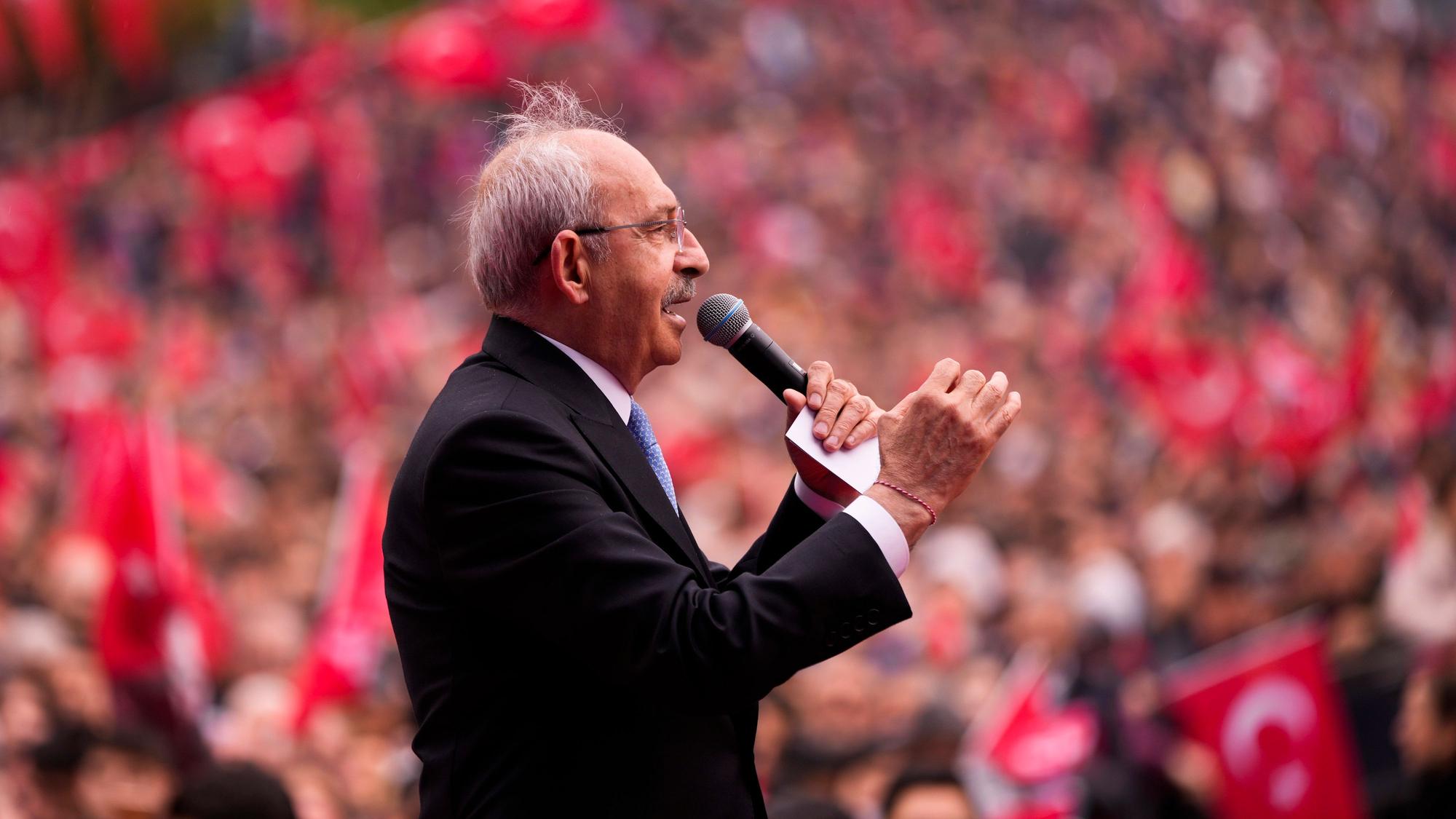 27.04.2023, Türkei, Tekirdag: Kemal Kilicdaroglu, Parteivorsitzender der türkischen CHP und Präsidentschaftskandidat der Nationalen Allianz, hält eine Rede während einer Wahlkampfveranstaltung. Am 14. Mai finden in der Türkei sowohl Präsidenten- als auch Parlamentswahlen statt. Foto: Francisco Seco/AP/dpa +++ dpa-Bildfunk +++
