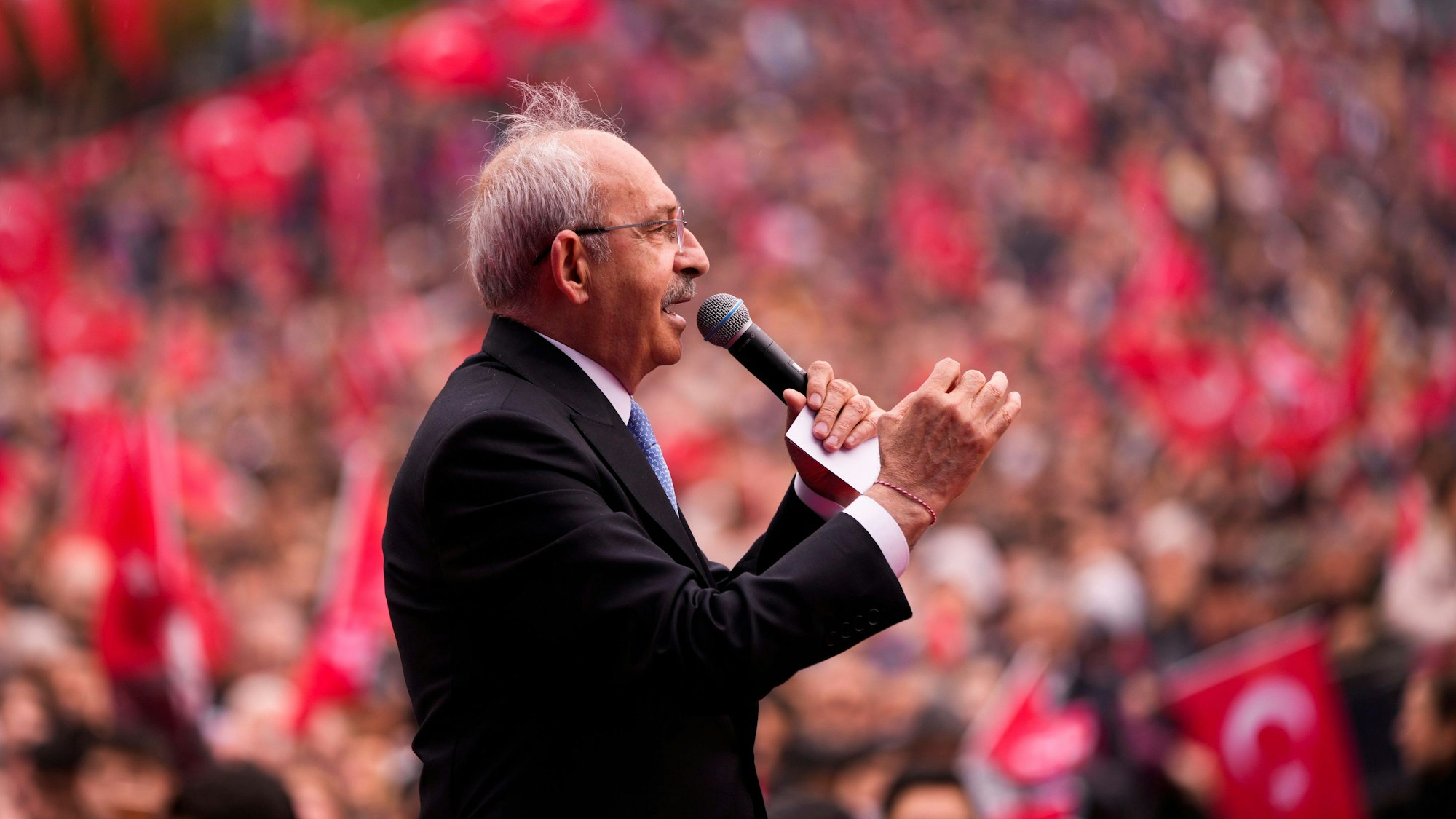 27.04.2023, Türkei, Tekirdag: Kemal Kilicdaroglu, Parteivorsitzender der türkischen CHP und Präsidentschaftskandidat der Nationalen Allianz, hält eine Rede während einer Wahlkampfveranstaltung. Am 14. Mai finden in der Türkei sowohl Präsidenten- als auch Parlamentswahlen statt. Foto: Francisco Seco/AP/dpa +++ dpa-Bildfunk +++