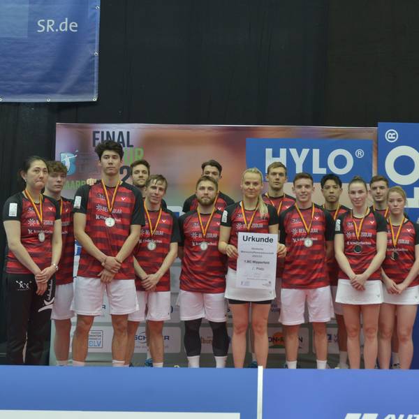 Der 1. BC Wipperfeld ist Vizemeister und zeigt Urkunde sowie Medaillen.