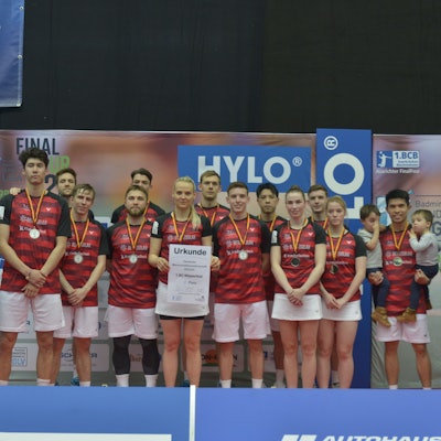 Der 1. BC Wipperfeld ist Vizemeister und zeigt Urkunde sowie Medaillen.