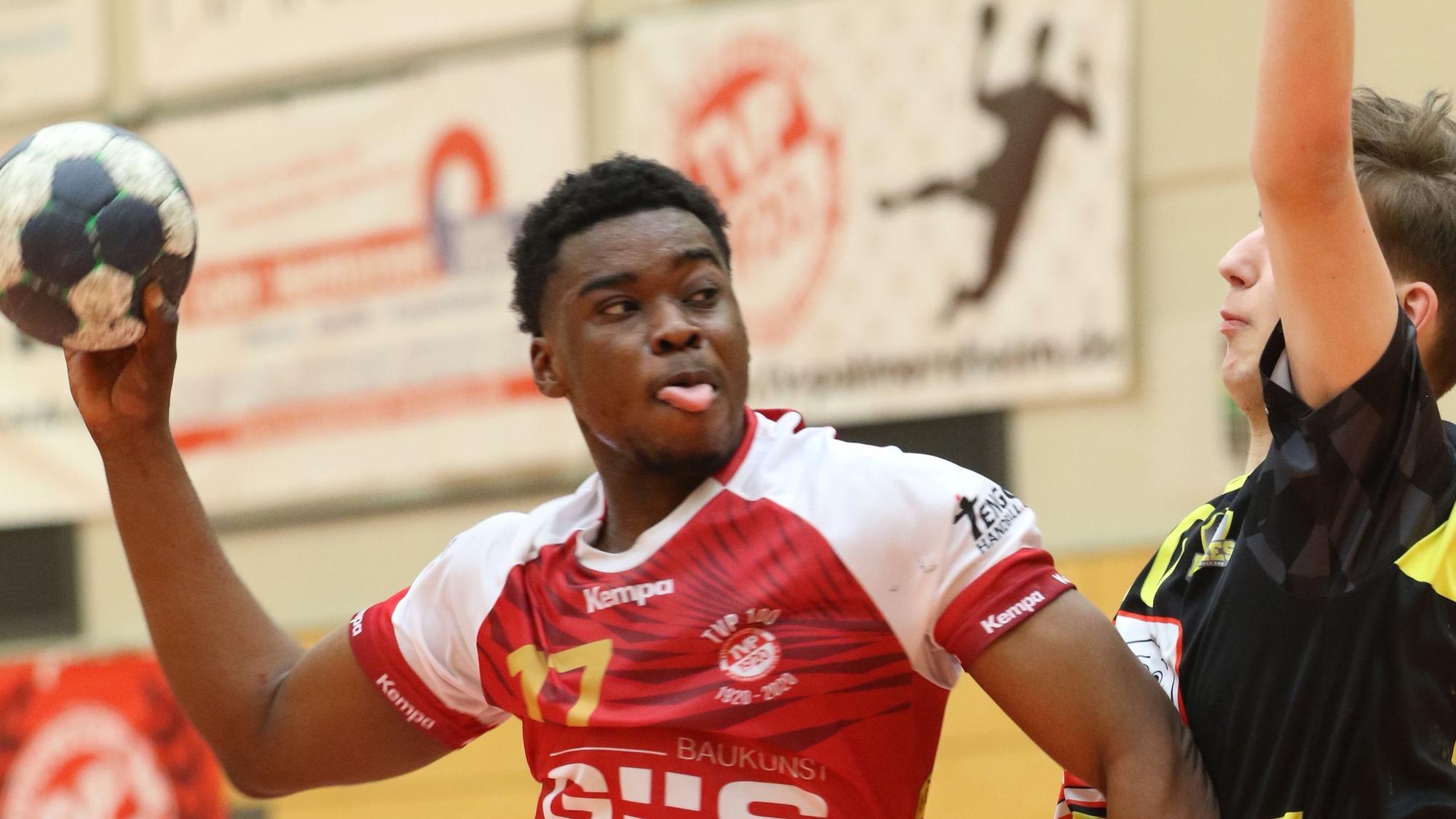 Zunge raus wie Michael Jordan: Palmersheims Handballer Hussein Nasser Eddine streckt beim Wurf die Zunge raus.