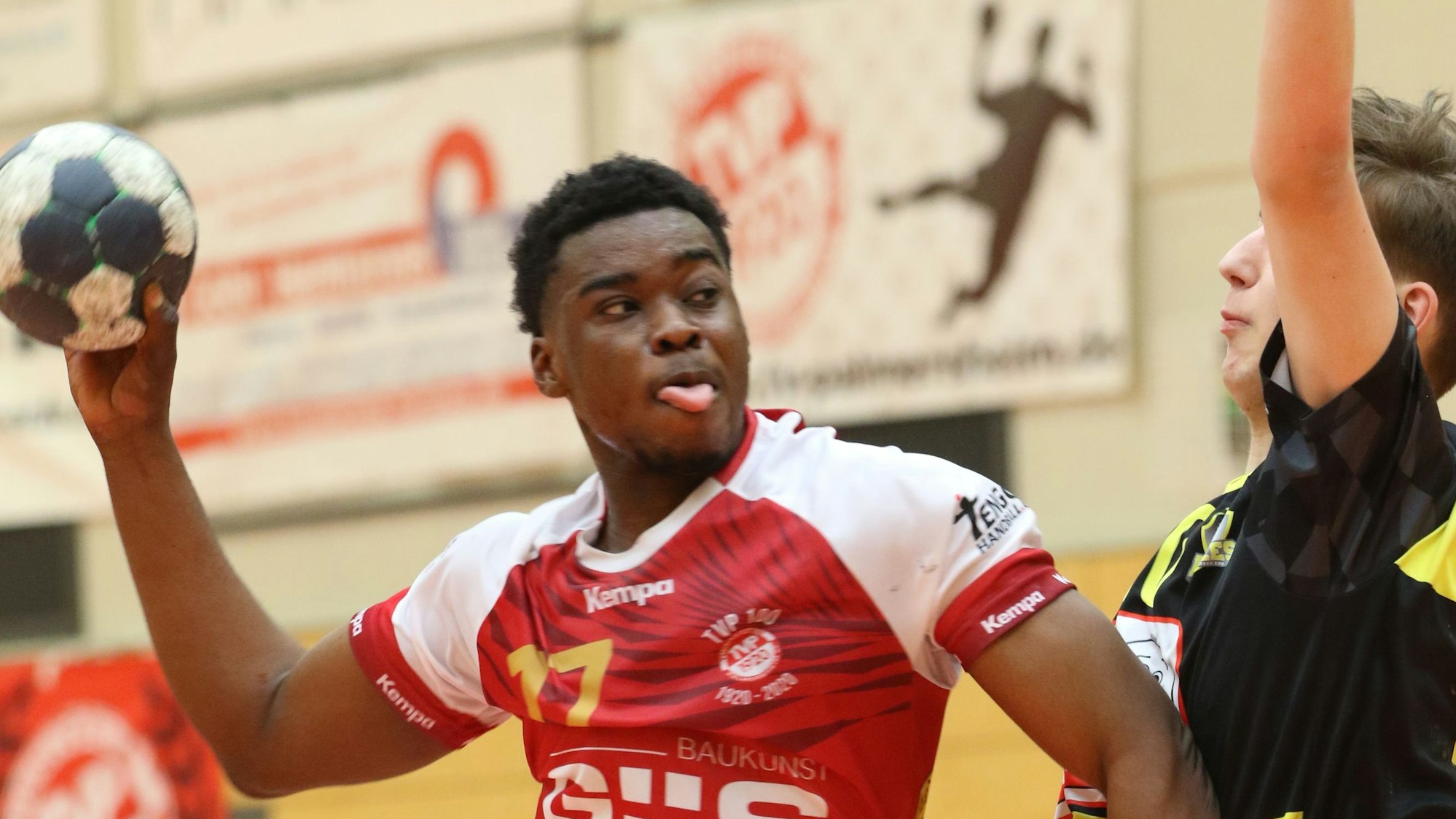 Zunge raus wie Michael Jordan: Palmersheims Handballer Hussein Nasser Eddine streckt beim Wurf die Zunge raus.