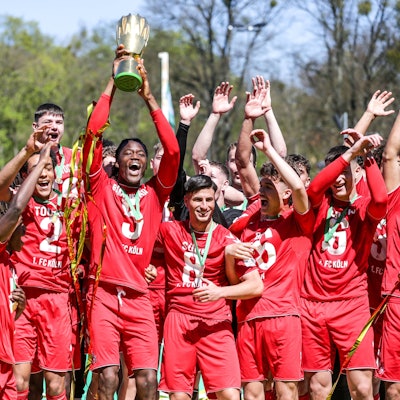 Fussball, DFB Pokal der Junioren Saison 2022 / 2023 Finale FC Schalke 04 - 1.FC Köln 30.04.2023, Karl-Liebknecht Stadion Potsdam Der 1. FC Koeln U19 ist neuer Pokalsieger im DFB Pokal der Junioren und hält den Pokal in die Luft Potsdam Karl-Liebknecht-Stadion Brandenburg Deutschland *** Sports, football, DFB Pokal junior season 2022 2023 final FC Schalke 04 1 FC Köln 30 04 2023, Karl Liebknecht Stadion Potsdam The 1 FC Koeln U19 is the new cup winner in the DFB Pokal junior and holds the cup in the air Potsdam Karl Liebknecht Stadion Brandenburg Germany