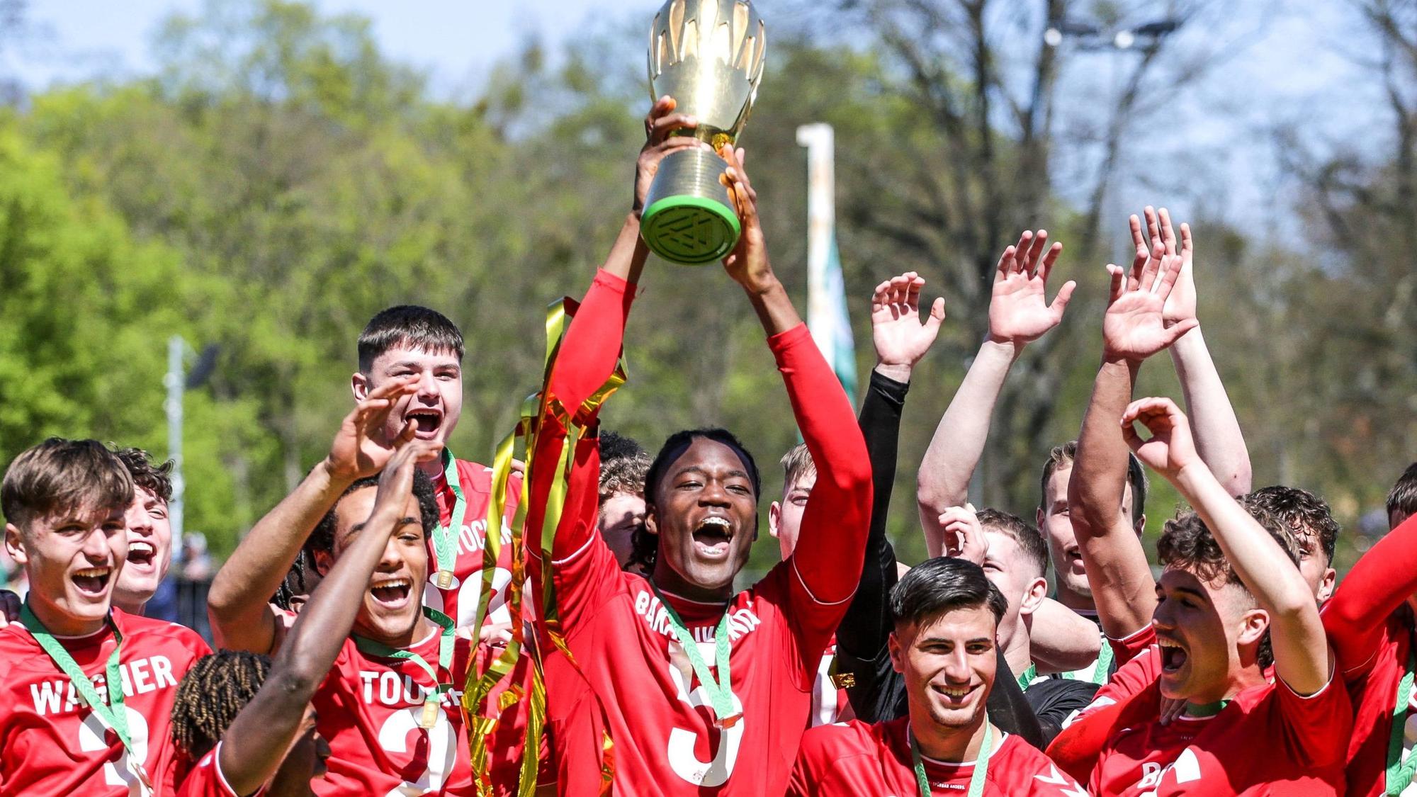 Fussball, DFB Pokal der Junioren Saison 2022 / 2023 Finale FC Schalke 04 - 1.FC Köln 30.04.2023, Karl-Liebknecht Stadion Potsdam Der 1. FC Koeln U19 ist neuer Pokalsieger im DFB Pokal der Junioren und hält den Pokal in die Luft Potsdam Karl-Liebknecht-Stadion Brandenburg Deutschland *** Sports, football, DFB Pokal junior season 2022 2023 final FC Schalke 04 1 FC Köln 30 04 2023, Karl Liebknecht Stadion Potsdam The 1 FC Koeln U19 is the new cup winner in the DFB Pokal junior and holds the cup in the air Potsdam Karl Liebknecht Stadion Brandenburg Germany
