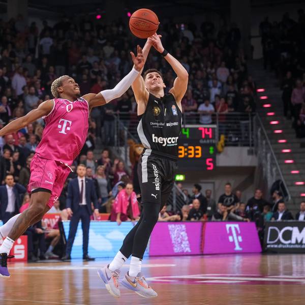 TJ Shorts (l.) kämpft hier mit Nationalspieler David Krämer um den Ball.