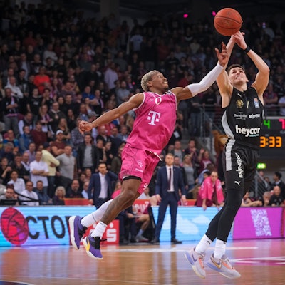 TJ Shorts (l.) kämpft hier mit Nationalspieler David Krämer um den Ball.