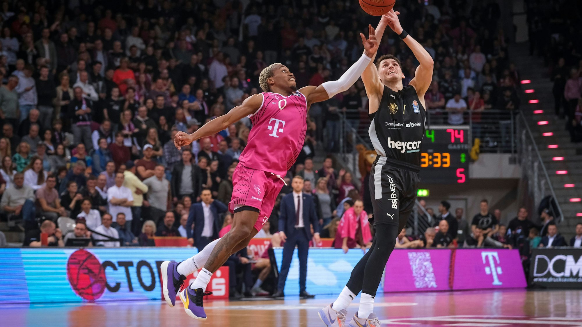 TJ Shorts (l.) kämpft hier mit Nationalspieler David Krämer um den Ball.