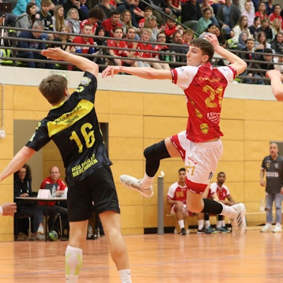 Spielte genau wie seine Teamkollegen stark auf: Palmersheims Nachwuchshandballer Tom Sander. Hier steigt er zum Sprungwurf hoch.