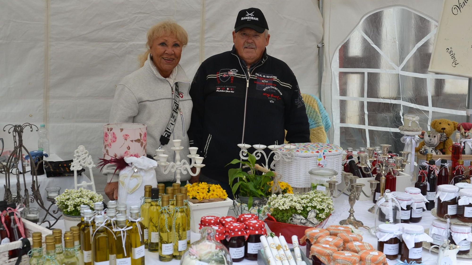 Zu dem Stammgästen des Marktes Ingrid und Kurt Brock.